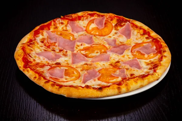 Leckere Prosciutto Pizza Mit Schinken Und Tomaten — Stockfoto