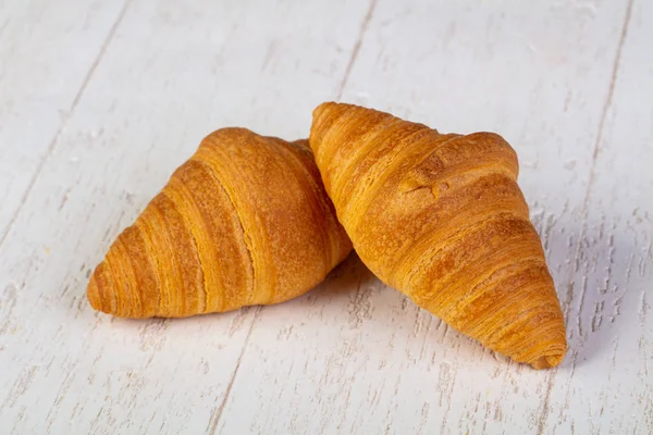 Zoete Heerlijke Croissant Houten Achtergrond — Stockfoto