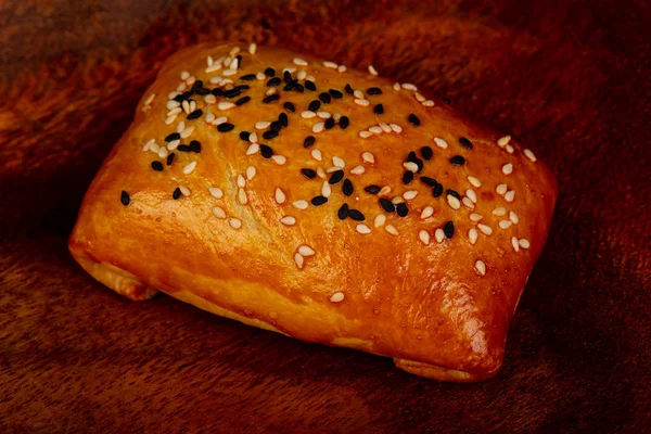 Νόστιμο Pastrie Samosa Πέρα Από Ξύλινο Υπόβαθρο — Φωτογραφία Αρχείου