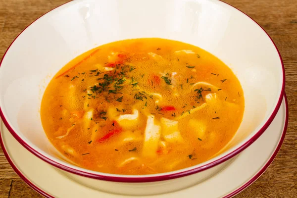 Bitki ve baharatlı tavuk çorbası.