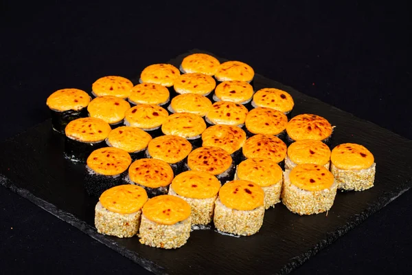 Japonca set balık ve pirinç ile rulo