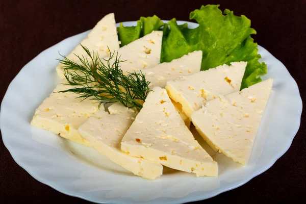 Kaukasischer Käse Suluguni Mit Salatblättern — Stockfoto