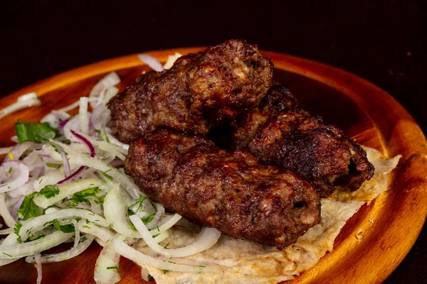 Soğan hizmet ızgara sığır eti kebabı köfte