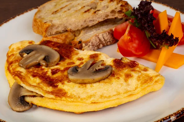 Omelett Mit Pilzen Und Tomaten — Stockfoto