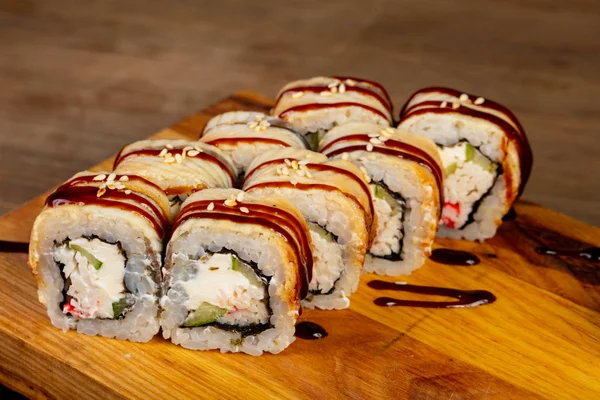 Yılan balığı ile Japon geleneksel rulo