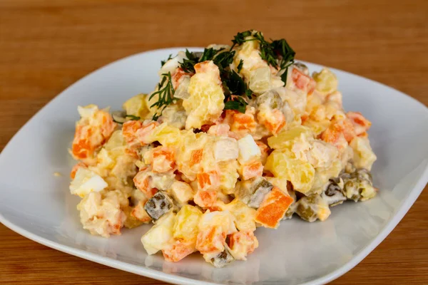 Salada Russa Tradicional Com Salsichas — Fotografia de Stock