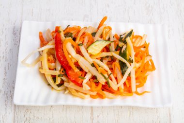 Lezzetli bir Asya Marine bambu sürgünleri ve sebze salatası