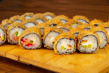 Lezzetli kızarmış tempura sushi seti