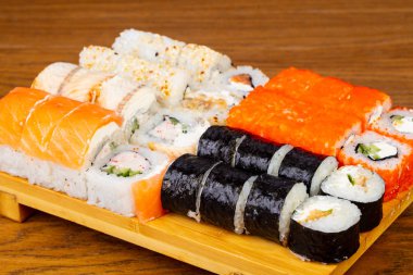 Lezzetli yılan balığı sushi roll seti
