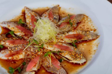 Carpaccio dorada balık ve sos ile