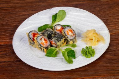 Yılan balığı ve tobiko ile tempura rulo