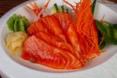 Japon soğuk sashimi somon ile