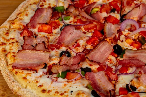 Pizza Mit Speck Und Tomaten — Stockfoto