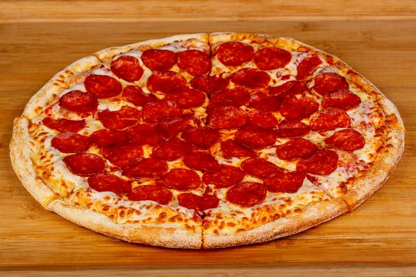 Pizza Pepperoni Com Salsichas Salame — Fotografia de Stock