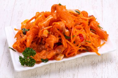 Kabın içinde balık turşusu havuç