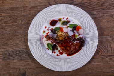 Ördek bacak armut ve sos ile