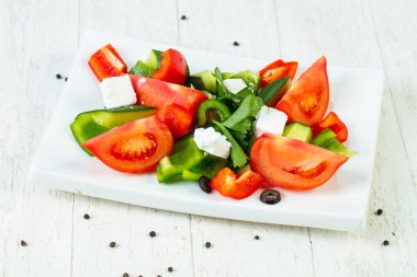 Beyaz peynir ile geleneksel Yunan salatası