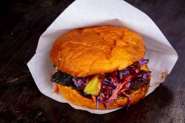 Burger çekti domuz ve kırmızı lahana