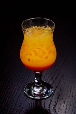 Tatlı bardak tekila Sunrise kokteyli