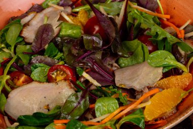 Ördek göğsü ve domates salatası