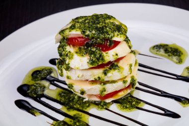 Ispanak ve sos lezzetli caprese salatası