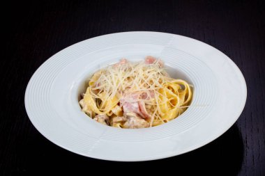 Jambon ve peynir ile lezzetli makarna