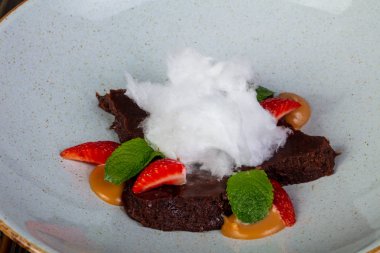 Nane brownie kek çilek ile hizmet