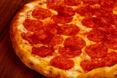 Pizza biberli sosis ahşap bacground üzerinde ile