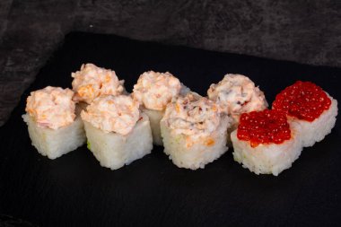 Japon baharatlı suşi ve rulolar