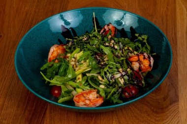 Avokado ve karides salatası