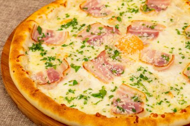 Pizza Carbonara jambon ve yumurta