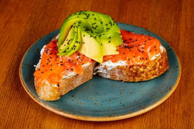 Somon ve avokadoyla bruschetta.
