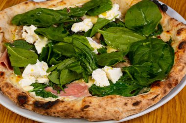 Pizza jambon, buratta ve ıspanak ile