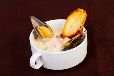 Midye ve somon krema çorbası