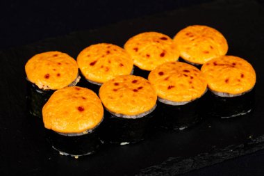Soslu pişmiş Japon rulo