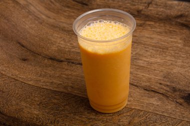 Tatlı mango suyu cam