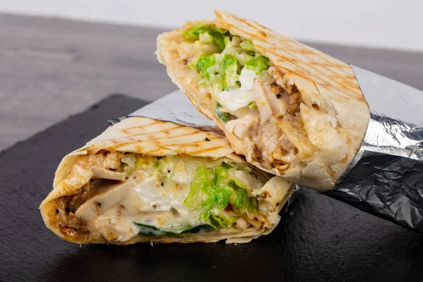 Shawarma Med Kött Och Grönsaker — Stockfoto