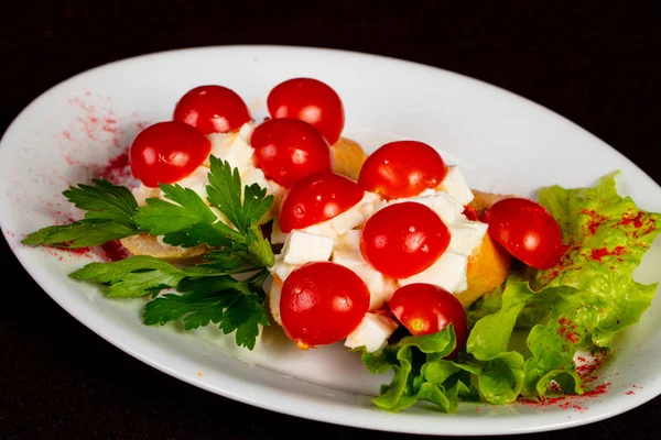 Bruschetta Serem Pomidorami Cherry — Zdjęcie stockowe