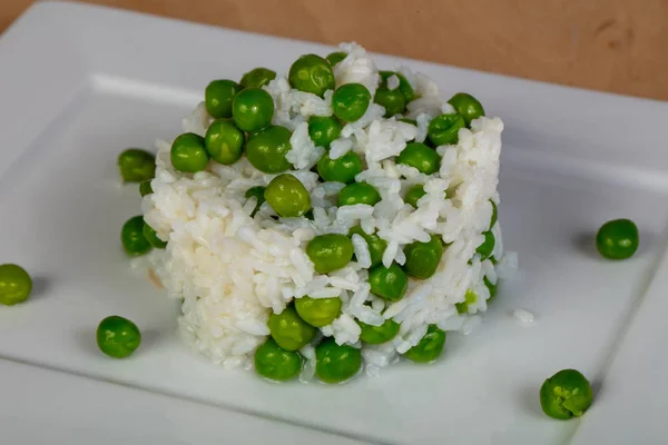 Рис Зеленым Горошком Тарелке — стоковое фото
