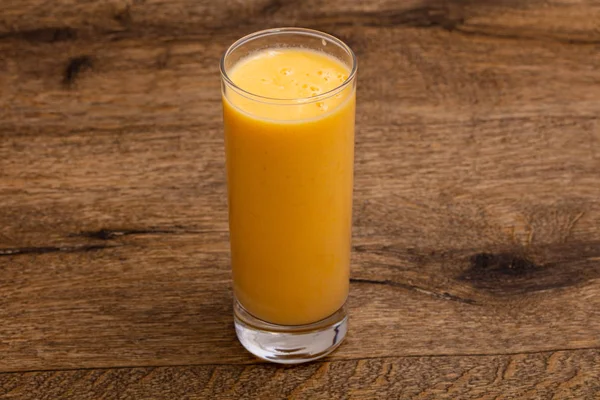 玻璃中的甜芒果汁 — 图库照片