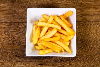 Patates kızartması patates ahşap arka plan üzerinde