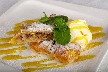 Apple strudel dondurma ile