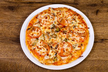 Etli ve peynirli pizza.