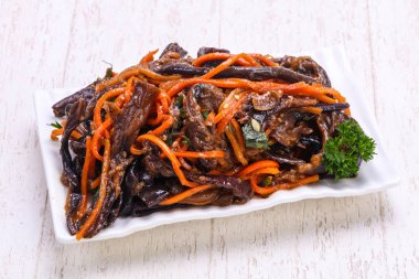 Kabın içinde turşu turşusu patlıcan