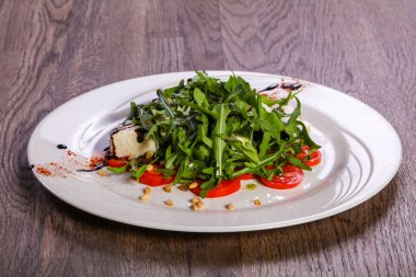 Roka ve mozzarella Caprese salatası