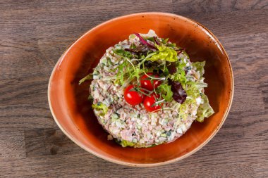 Kiraz domates salatası karidesleri ve somon hizmet