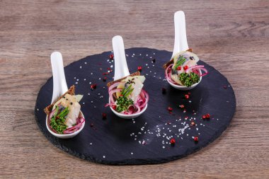 Wirh soğan ve ekmek ringa snack