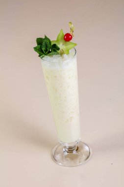Pina colada Hindistan cevizi kokteyl nane ile