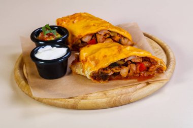 İki soslu tavuklu böreği