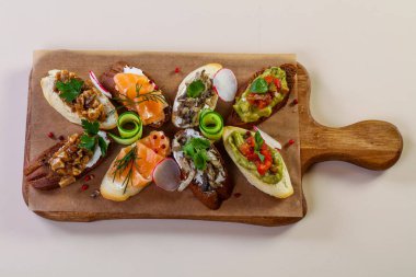 Balık ve sebze ile İspanyol bruschetta karıştırın